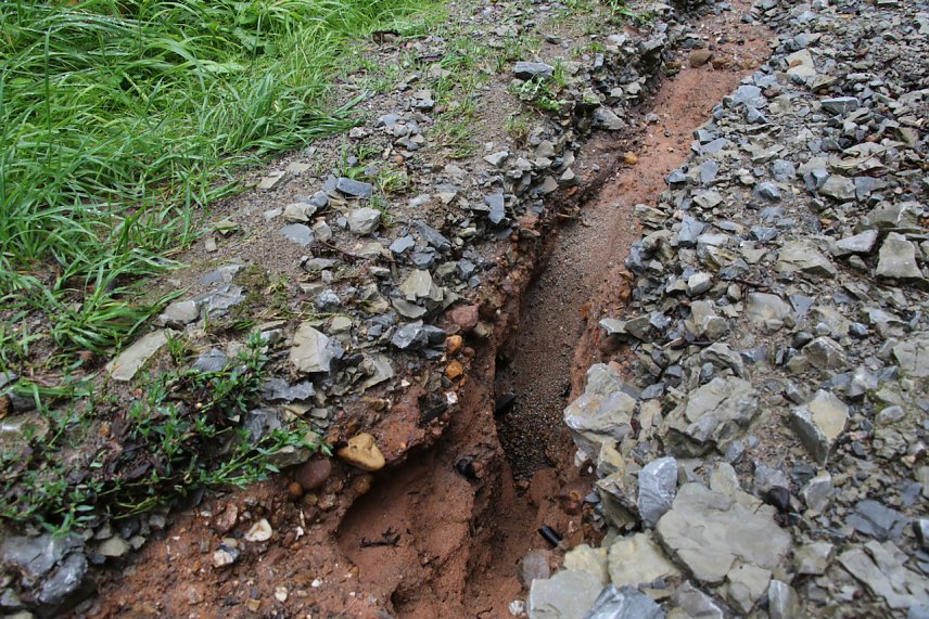Bild: Stellenweise hat das Wasser tiefe Gr&auml;ben in die Gehwege des Parks Hohenrode gezogen