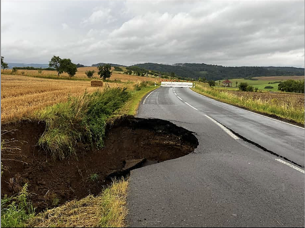 Bild: Der Regen hat die Fahrbahn zwischen Buchholz und Steigerthal untersp&uuml;lt