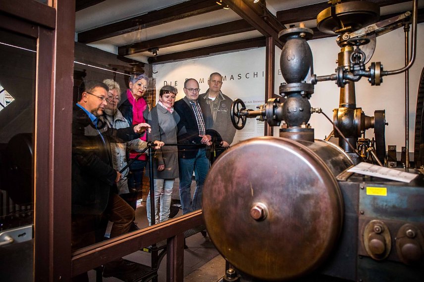 Bild: Dampfmaschine in der Traditionsbrennerei