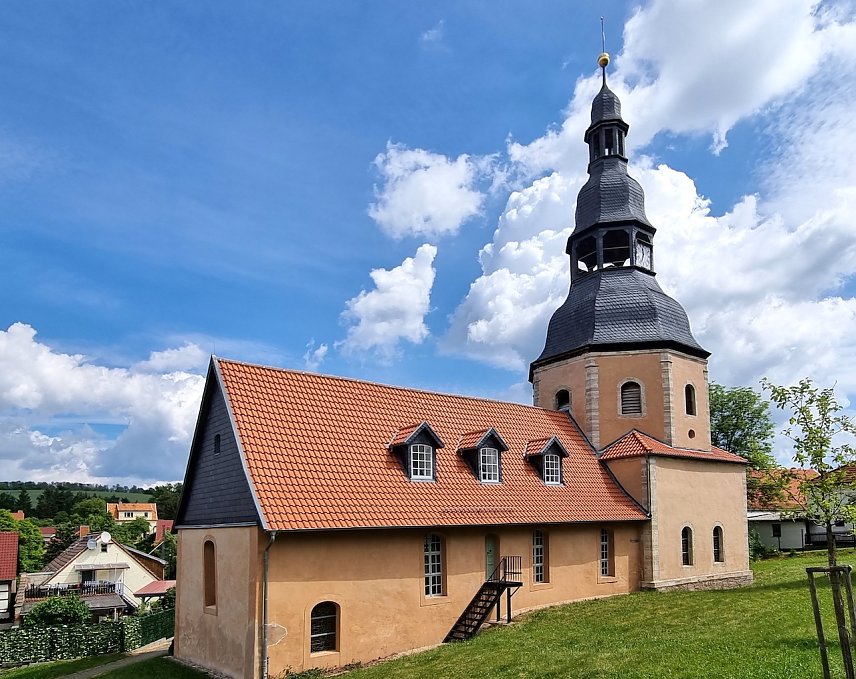 Bild: Die S&uuml;dseite der Leimbacher Kirche