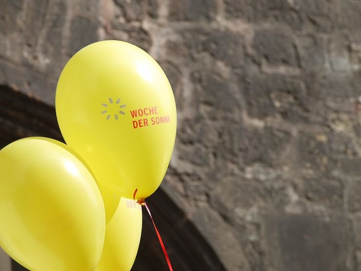 Bild: Gelber Luftballon "Woche der Sonne"