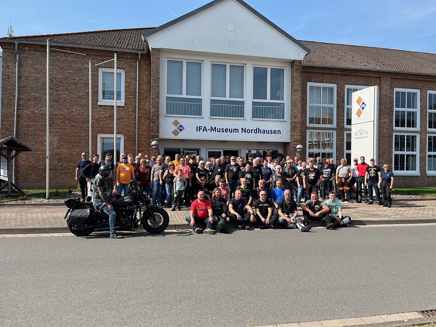 Bild: Biker-Treffen vor dem IFA-Museum