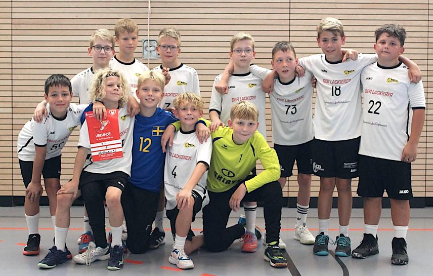 Bild: der stolze Nordh&auml;user Handballnachwuchs pr&auml;sentiert seine Urkunde