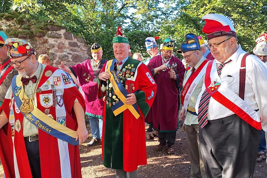 Bild: Schlaraffentreffen auf der Burgruine