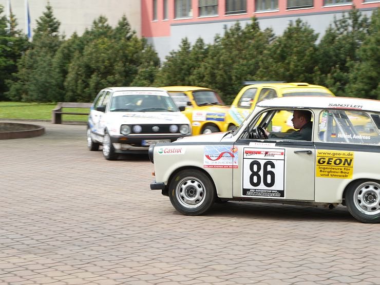Bild: Ein Rallye Teilnehmer mit Trabant