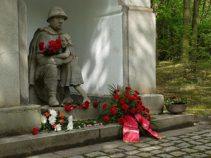 Bild: Blumen am Grab des unbekannten Soldaten