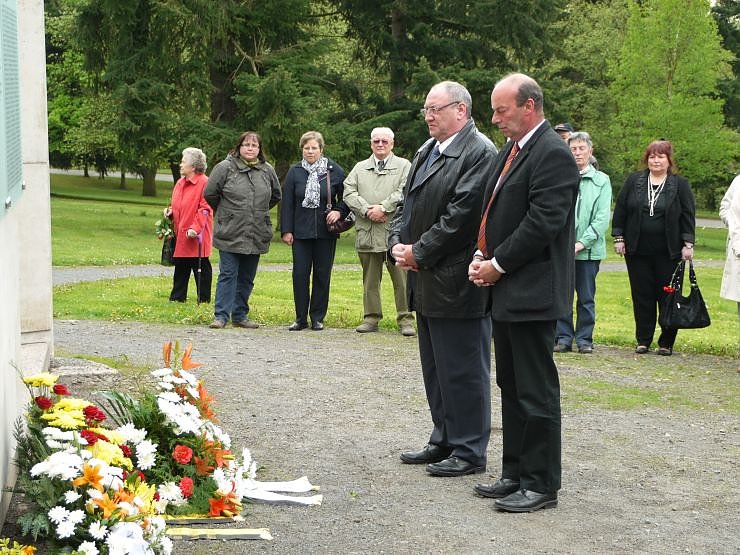 Bild: Landrat Klaus am Mahnmal