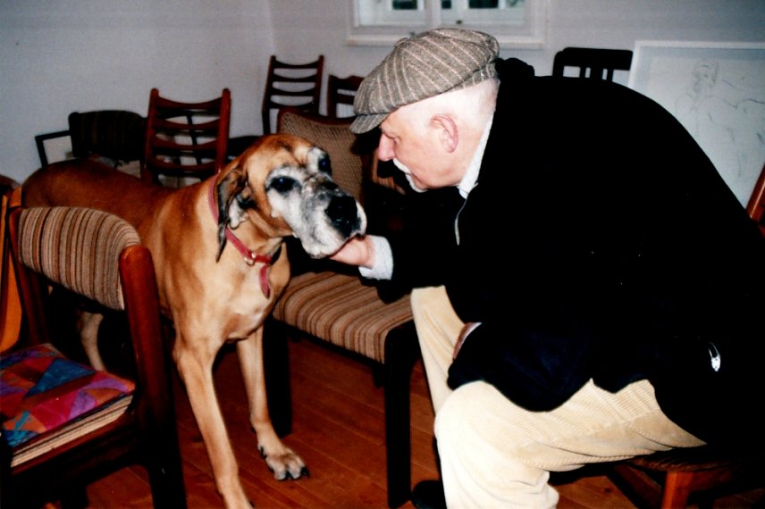Bild: Gerd Mackensen und seine Dogge im Salong Musenbundt mit den Sammelst&uuml;hlen 2008, Foto H. Kneffel