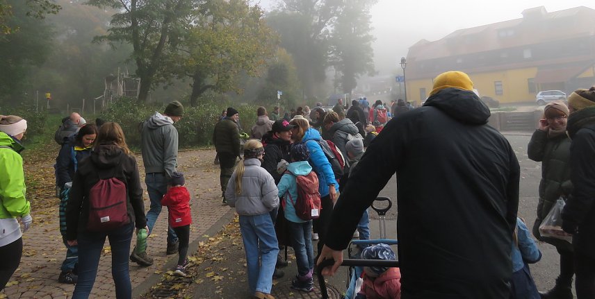 Bild: Start im Nebel-Familienwandertag der Kindervilla Bad Frankenhausen