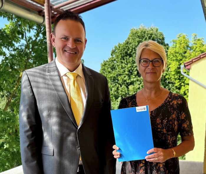 Bild:  Prof. Dr.-Ing. Sylvia Dannewitz und Hochschulpr&auml;sident Prof. Dr. J&ouml;rg Wagner bei der &Uuml;bergabe der Abschiedsurkunde. Ein bewegender Moment nach &uuml;ber zwei Jahrzehnten wegweisender Lehr- und Forschungst&auml;tigkeit an der Hochschule Nordhausen