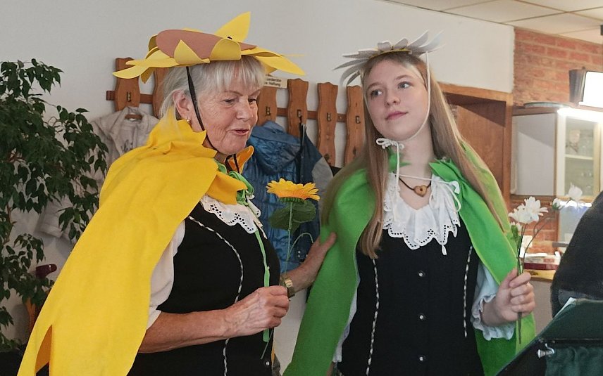 Bild: v.re. Angie und Ute von den Bebraer Singv&ouml;geln