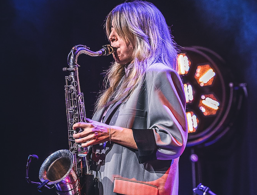 Bild: Die Saxophonistin Stephanie Lottermoser l&auml;dt sich zum Jazzrabazz im Nordh&auml;user Theater k&uuml;nsterlische Verst&auml;rkung ein