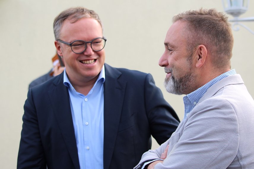 Bild: Prof. Dr. Mario Voigt (CDU) im Gespr&auml;ch Matthias Reinz (B&uuml;rgermeister von Bad Langensalza)