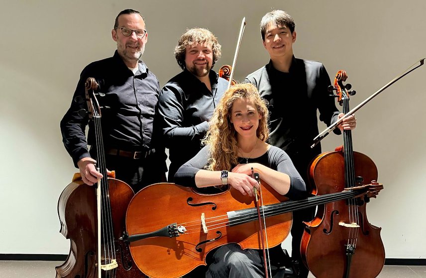 Bild: Die CelLohlisten des Loh-Orchesters spielen ein Kammerkonzert