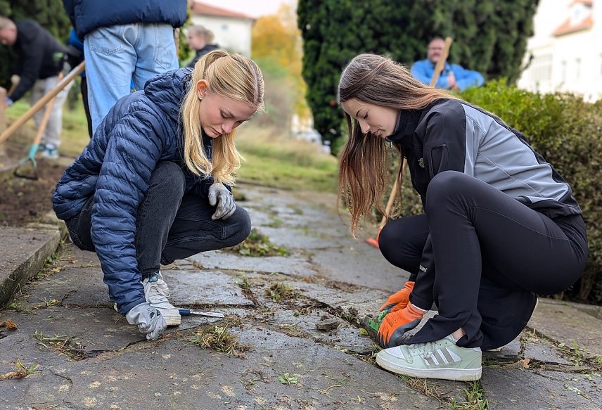 Bild: Gemeinsam sorgten die Sch&uuml;ler des Geschwister Scholl Gymnasiums f&uuml;r ein sauberes Erscheinungsbild rund um das Denkmal f&uuml;r die Opfer des Nationalsozialismus.