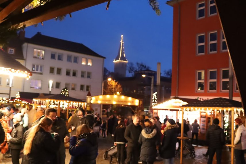 Bild: Der Weihnachtsmarkt auf dem Nordh&auml;user Rathausplatz
