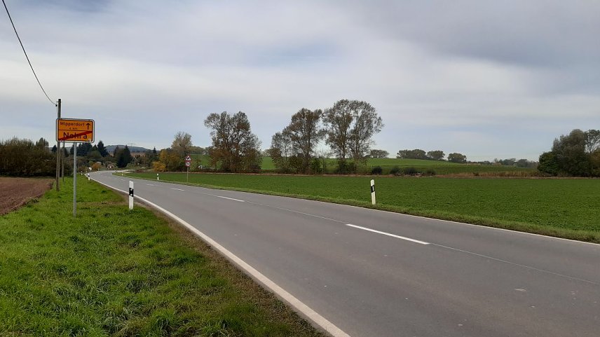 Bild: Ortsausgang Nohra � Bauanfang: Hier beginnt die Linienverbesserung der Landesstra&szlig;e