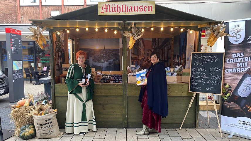 Bild: Kathrin Vollrath und Silke H&uuml;ge beim Hansefest