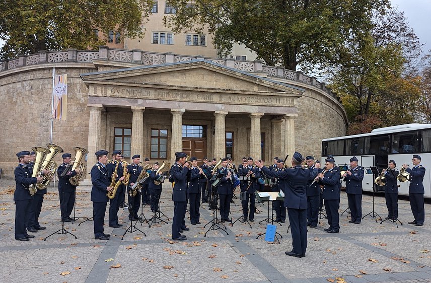Bild:  Luftwaffenmusikkorps Erfurt auf dem Sondersh&auml;user Marktplatz