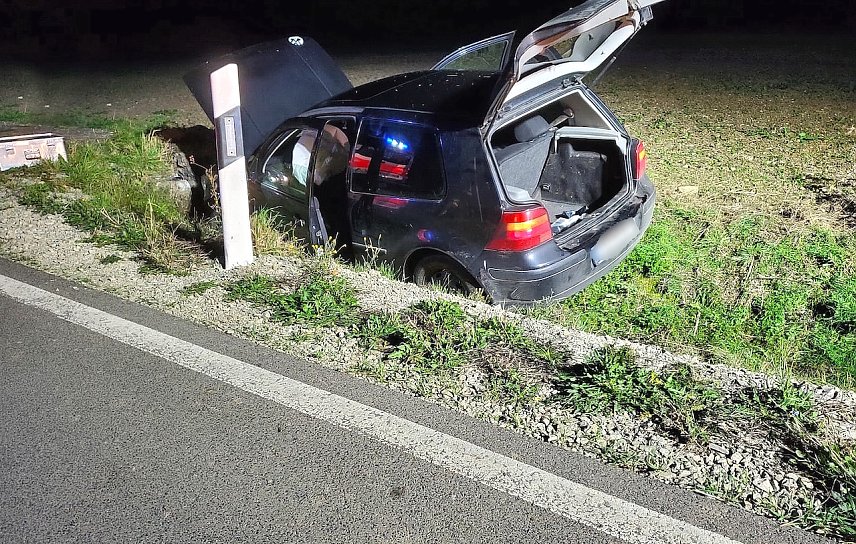 Bild: Autofahrer kommt von Fahrbahn ab und verletzt sich schwer