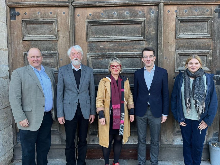 Bild: Professor Dr. Eckart Lange (2.v.li.) und seine Mit-Referenten, Dr. Christoph Meixner (links), Dr. Juliane Hirschmann (Mitte), PD Dr. Friedemann Pestel (2.v.re.) und Judy Slivi (rechts), gaben neue Einblicke in die Sondersh&auml;user Musikgeschichte