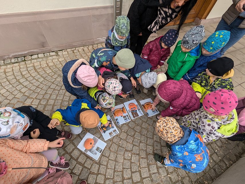 Bild: Kinder ehren die Sieger 