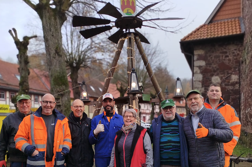 Bild: Der "Adventszauber" kann kommen, auch die Weihnachtspyramide steht in Neustadt jetzt
