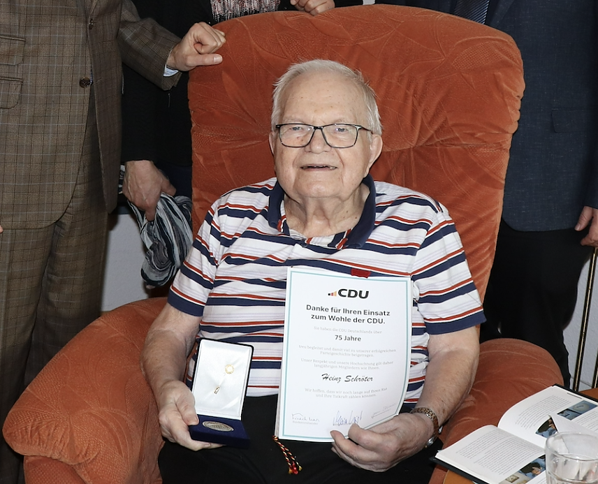 Bild: Heinz Schr&ouml;ter wurde f&uuml;r 75 Jahre CDU-Mitgliedschaft geehrt