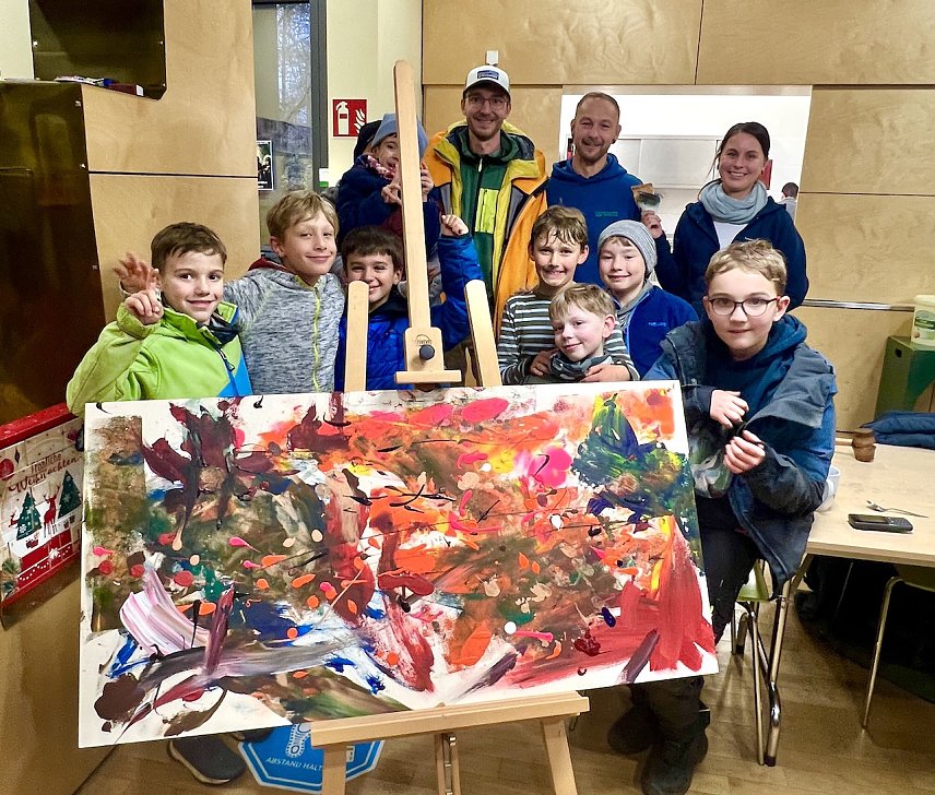 Bild: Adventsmarkt in der Evangelischen Grundschule: Versteigerung eines Kunstwerkes der Klasse 3b f&uuml;r einen guten Zweck