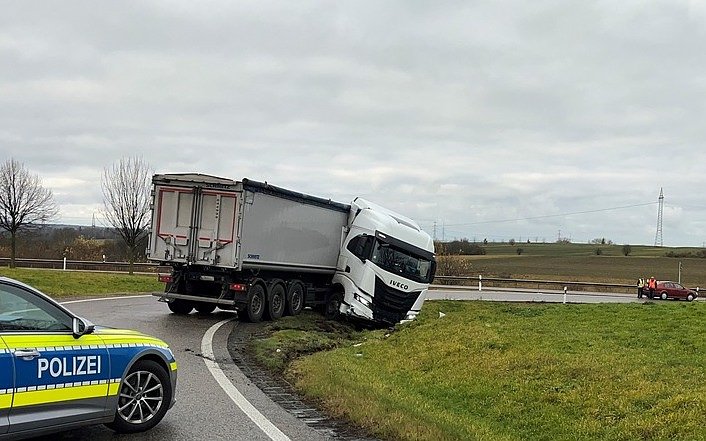 Bild: Verungl&uuml;ckter Sattelzug