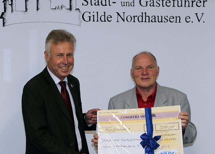 Bild: Spende an Gilde &uuml;bergeben