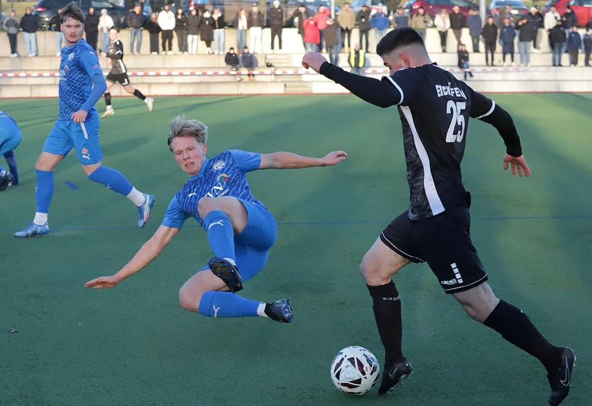 Bild: Harter Kampf auf eisigem Gel&auml;uf: Wacker holt einen Punkt in Dingelst&auml;dt gegen den 1. FC Eichsfeld