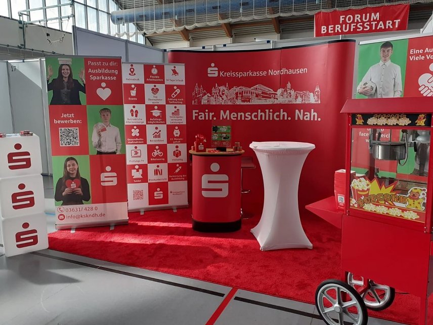 Bild: Der Stand der Kreissparkasse vor dem Start des diesj&auml;hrigen "Forum Berufsstart"