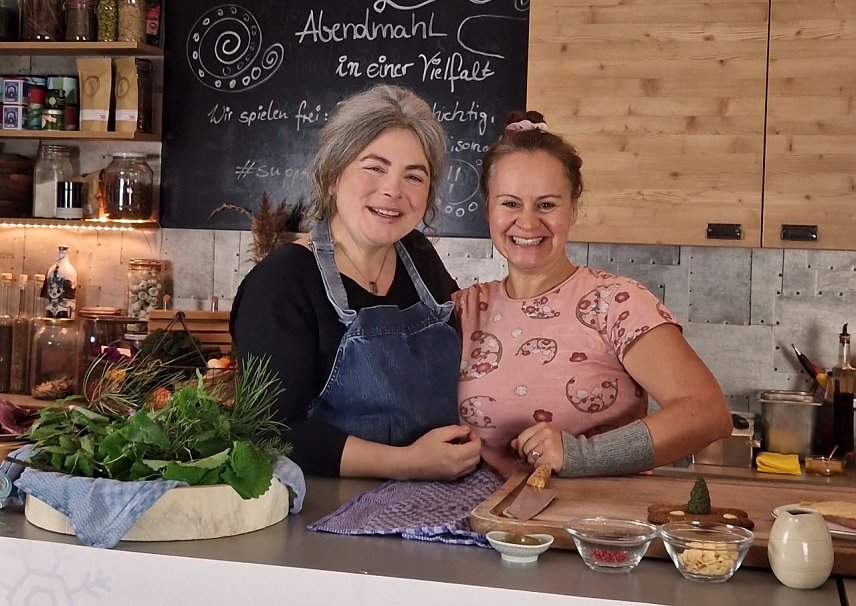 Bild: Spitzenk&ouml;chin Maria Gro&szlig; (links) und Christine Rauch (rechts) kochen Bad Langensalzas Wintermen&uuml; Wild nach Ruhe