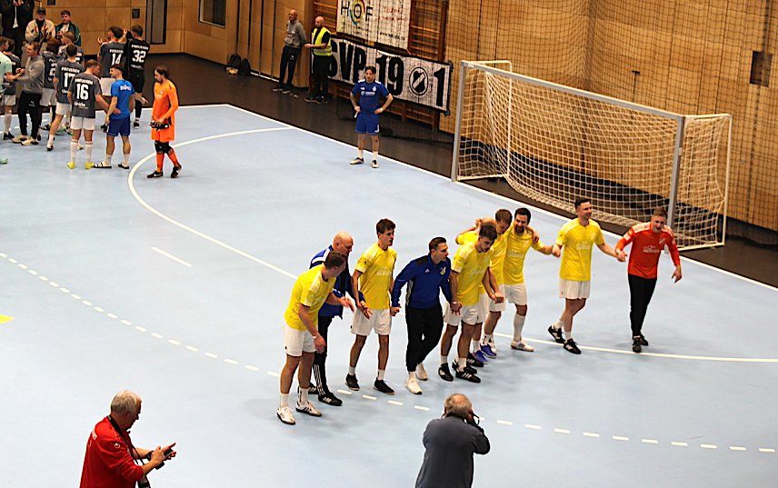 Bild: Jubelnde Salza-Cup-Sieger aus Gro&szlig;engottern