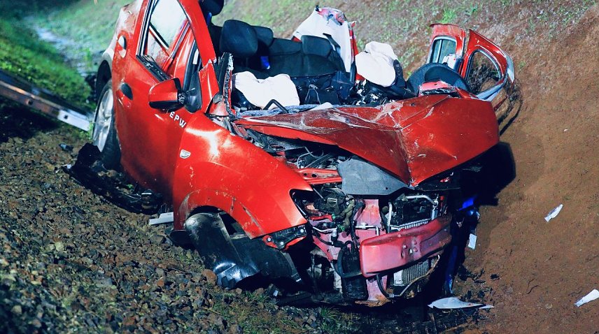 Bild: Folgenschwerer Unfall auf der B243