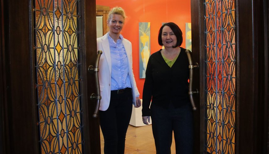 Bild: B&uuml;rgermeisterin Alexandra Rieger und Kunsthaus-Chefin Susanne Hinsching hoffen im neuen Jahr auch auf viele neue Besucher