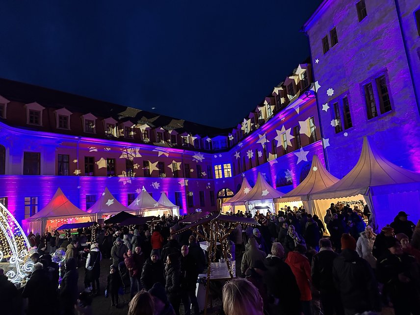 Bild: Die Wei&szlig;e Schlossweihnacht verzauberte den Sondersh&auml;user Schlosshof in eine atemberaubende Lichterwelt und lockte t&auml;glich mehrere Tausend Besucher an