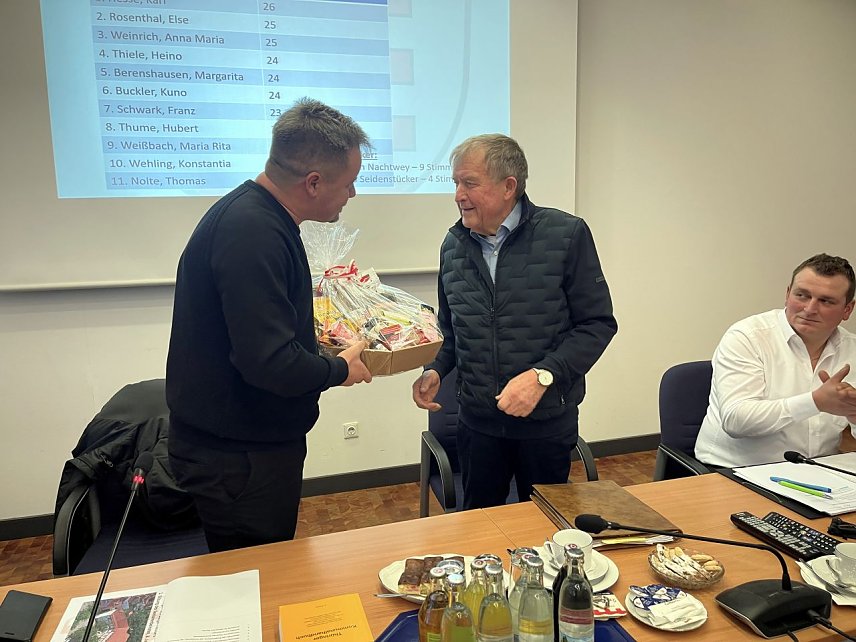Bild: Verabschiedung des ehemaligen Seniorenbeiratsvorsitzenden Helmut Funke durch B&uuml;rgermeister Christian Zwingmann.