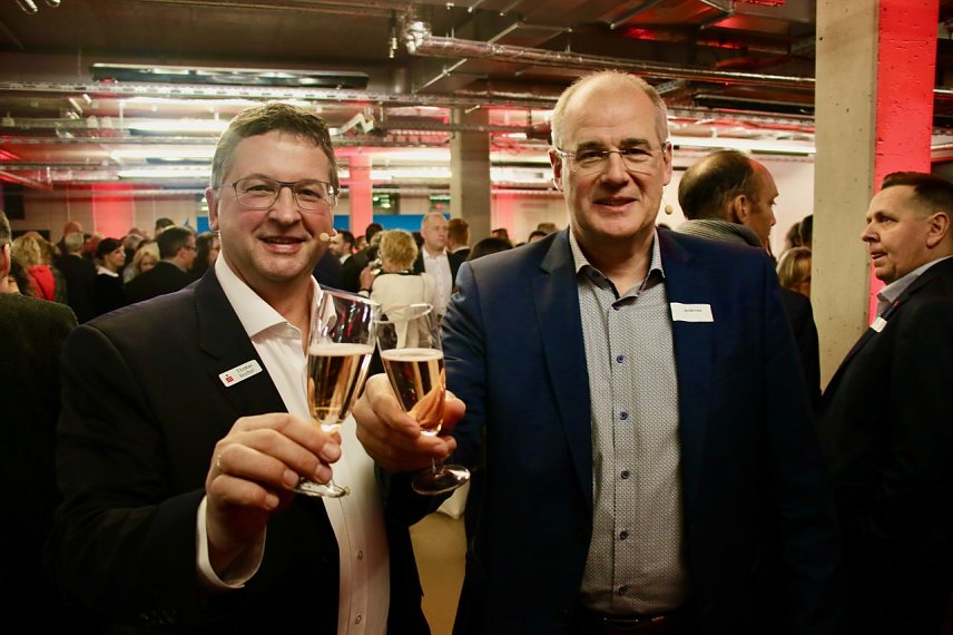 Bild: Die Begr&uuml;&szlig;ung der zahlreich erschienen G&auml;ste &uuml;bernahmen der Vorstandsvorsitzende der Sparkasse, Thomas Seeber und Landrat Matthias Jendricke