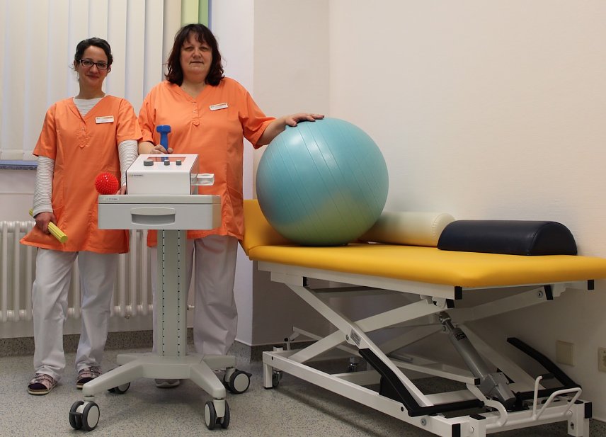 Bild: A.Danitz und S. Holzheuer begr&uuml;&szlig;en ihre Klienten in der Physiotherapie- und Ergotherapiepraxis im MVZ