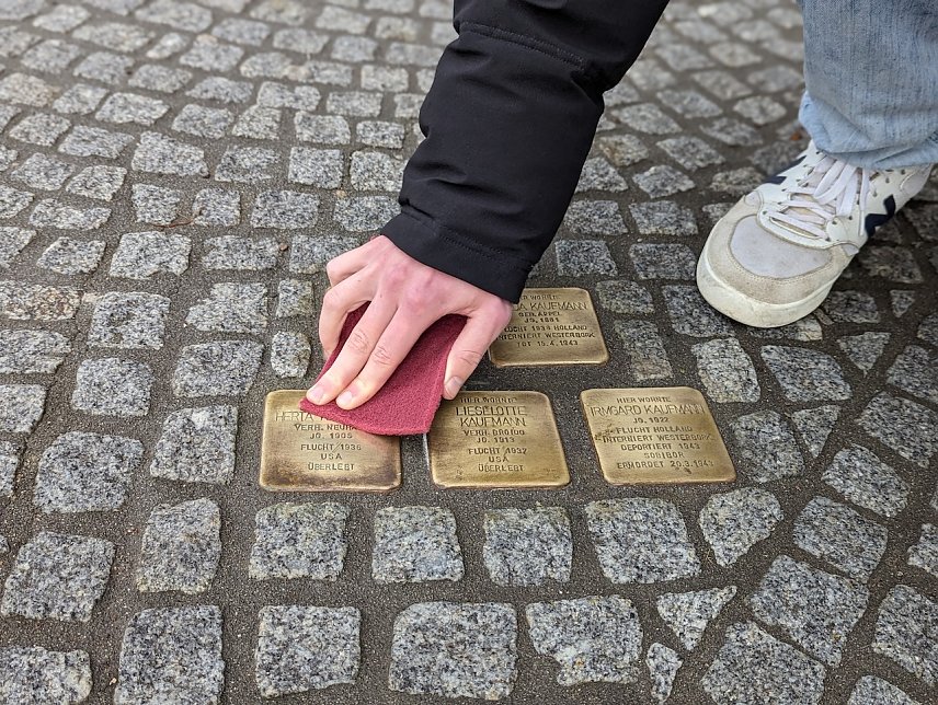 Bild: Traditionell werden am Holocaust-Gedenktag die Stolpersteine der Stadt Sondershausen geputzt.