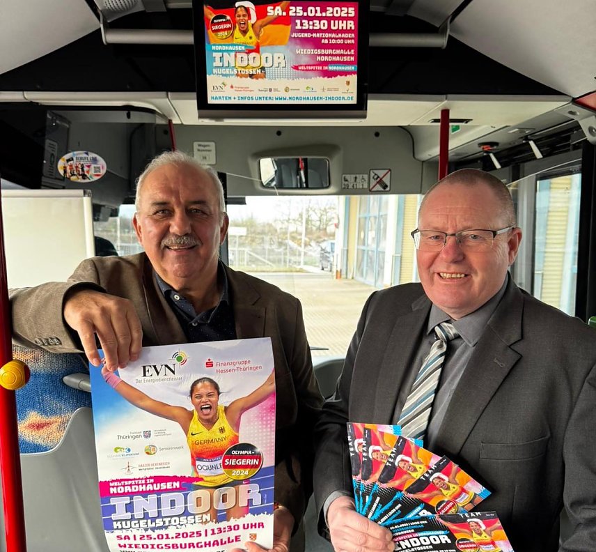 Bild: Thorsten Schwarz, Gesch&auml;ftsf&uuml;hrer der Verkehrsbetriebe Nordhausen GmbH (rechts) und Werner H&uuml;tcher, Indoor-Direktor (links) freuen sich &uuml;ber die Fortsetzung ihrer Zusammenarbeit