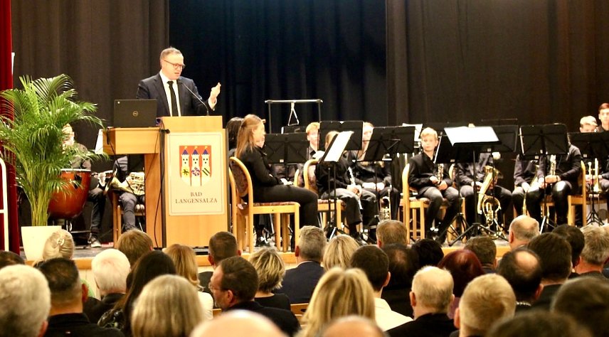 Bild: Ministerpr&auml;sident von Th&uuml;ringen (CDU), Prof. Dr. Mario Voigt, spricht beim Neujahrsempfang in Bad Langensalza vor 500 Unternehmerinnen und Unternehmern 