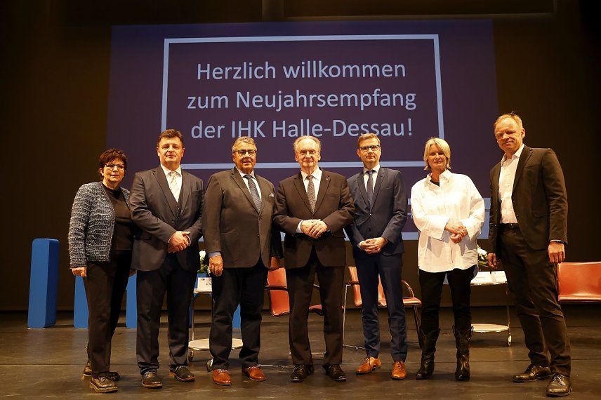 Bild: Die Akteure des IHK-Neujahrsempfangs 2025: Moderatorin Dr. Ursula Weidenfeld, IHK-Hauptgesch&auml;ftsf&uuml;hrer Prof. Dr. Thomas Brockmeier, Gastredner Sigmar Gabriel, Ministerpr&auml;sident Dr. Reiner Haseloff, IHK-Pr&auml;sident Sascha Gl&auml;&szlig;er, Podiumsteilnehmerin Susanne Gaschke sowie Podiumsteilnehmer Prof. Dr. Dr. h.c. Clemens Fuest (v. l. n. r.).