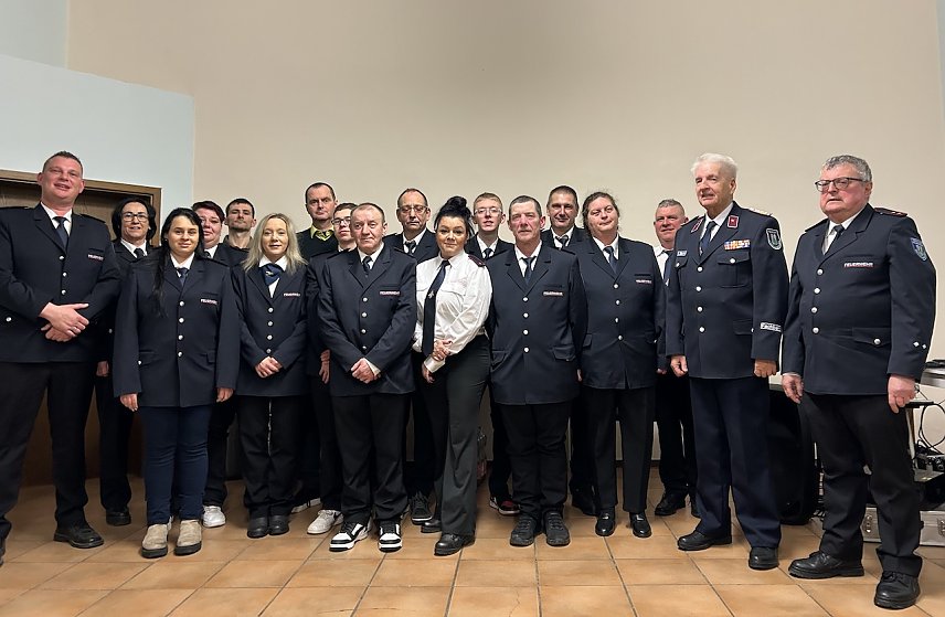Bild: li au&szlig;en Wehrf&uuml;hrer Mario Focke, (Mitte) Wehrf&uuml;hrer-Stellvertreterin Nicole Eller, bei der Jahreshauptversammlung der Feuerwehr in G&uuml;nserode (Kyffh&auml;userland)