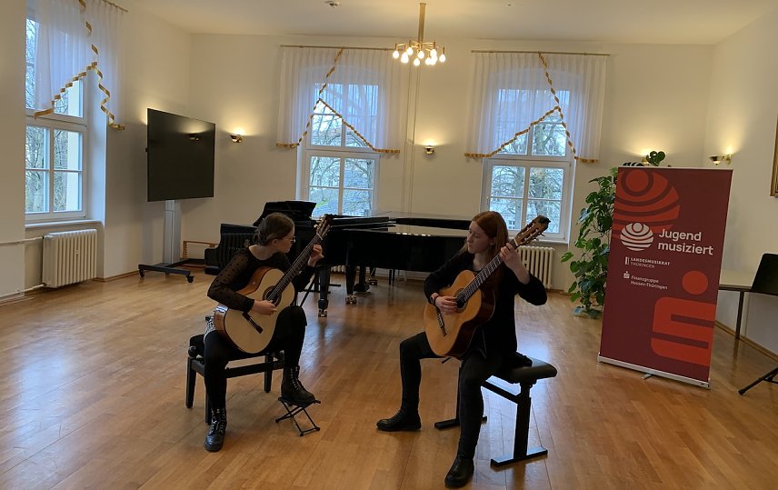 Bild: Sofia Wolf und Helene M&uuml;ller beim Auftritt