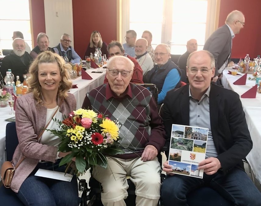 Bild: Karl-Heinz Bosse im Kreise seiner Gratulanten