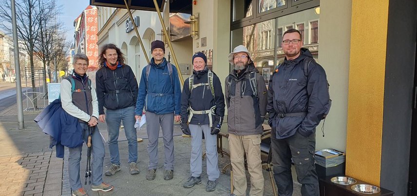 Bild: Sechs der sieben Starter vor dem Hotel F&uuml;rstenhof in Nordhausen (v.l.): Antje Otte-Hartig, Frank Steinert, Bodo Schwarzberg, Hartmut Schmidt, Dr. Christian Richter, Jim R&uuml;ckert.