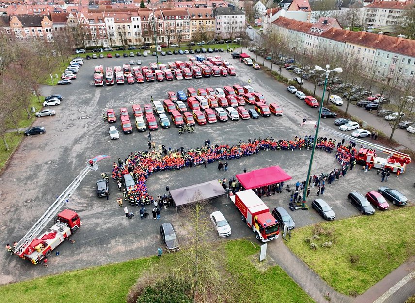 Bild: Zur &Uuml;bergabe des Friedenslichtes kamen im Dezember wieder viele Nachwuchskr&auml;fte der Feuerwehren